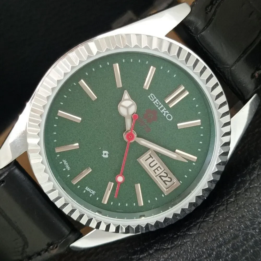 Vintage 1970 Expo Seiko Automatic Mens Silver Watch W/daydate & Green accents